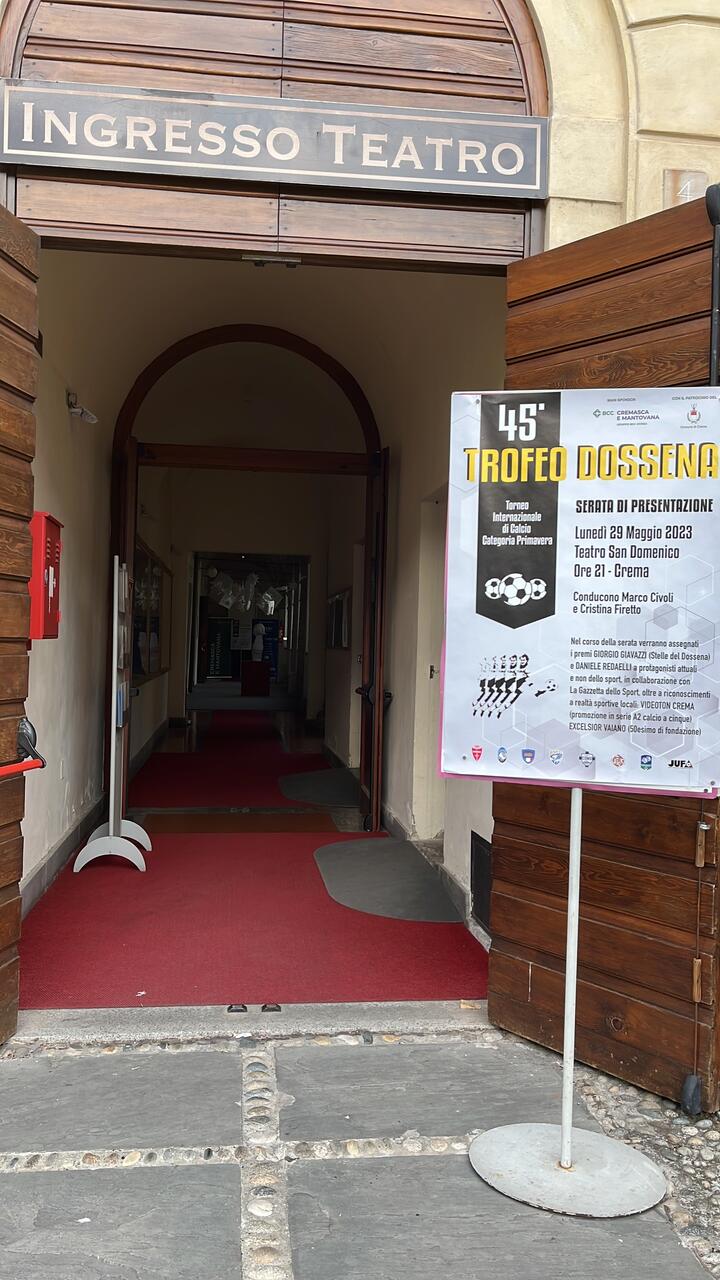 Ingresso del Teatro San Domenico sede del gala di presentazione