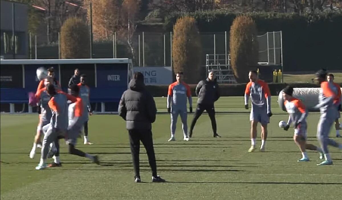 Simone Inzaghi osserva l'allenamento